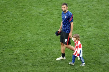 Naš reprezentativac prošetao je po terenu sa sinom i pokazao koliko je ponosan tata.