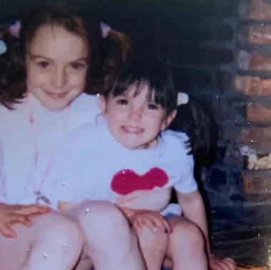 Lindsay Lohan rođena je 2. srpnja 1986. u Bronxu u New Yorku kao najstarije dijete Dine i Michaela Lohana. Njezin otac, bivši trgovac s Wall Streeta, u nekoliko je navrata imao problema sa zakonom, dok joj je majka bivša pjevačica i plesačica. Lohan ima troje mlađe braće i sestara s kojima je odrasla u New Yorku, no djetinjstvo im nije bilo najsretnije - njezini su se roditelji razdvojili kad su Lindsay bile tri godine.