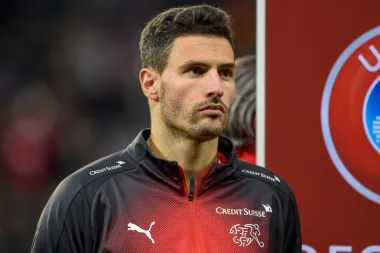Fabian Schär je definitivno manje poznato ime na ovoj listi, ali mi ionako zapravo ne ocjenjujemo nečiju nogometnu slavu već izgled nogometaša. Ovaj švicarski reptezentativac u toj bi kategoriji zato lako mogao odnijeti pobjedu najzgodnijeg frajera na terenu u bilo kojem trenutku. 