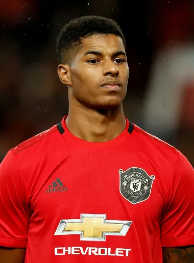 Marcus Rashford je engleski profesionalni nogometaš koji igra za Manchester United, a tek mu je 25 godina, pa se očekuje da ga čeka duga i uspješna karijera. Osim što je vrsni igrač, Marcus je i vitez na bijelom konju koji je svojim medijskim utjecajem uspio čak dva puta svojom kampanjom prisliti engelsku vlast da osiguraju sredstva iz budžeta za besplatne školske obroke svoj djeci te zemlje. 