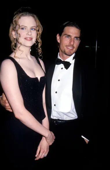 Nakon što prohodali na snimanju zajedničkog filma, Tom Cruise i Nicole Kidman oženili su se 1990. godine, a razlika u visini nije ih smetala - Nicole je visoka 180 cm, a Tom čak 10 cm niži od nje. Ipak, romansa je završila 2001. godine, a Nicole je tada izjavila da &quot;napokon može nositi štikle&quot;.