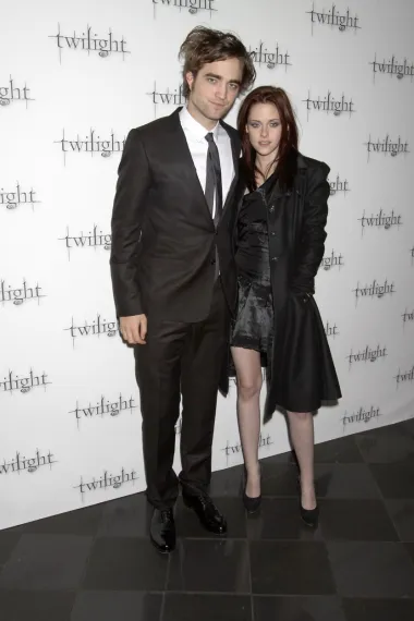 Kristen Stewart i Robert Pattinson upoznali su se 2008. godine na snimanju filma &quot;Sumrak saga&quot;, kada su popularni vampir i vampirica započeli vezu, a prekinuli su 2012. kada ga je prevarila s redateljem filma koji je kasnije snimala. Bili su sladak par, a očita je bila i razlika u visini - Robert je visok 185 cm, a Kristen 167 cm.