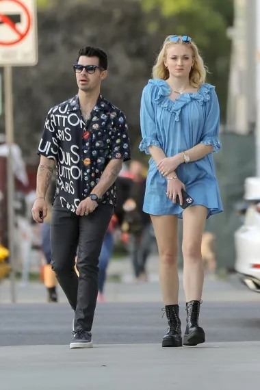 Pjevač Joe Jonas i njegova supruga, glumica Sophie Turner ruše sve predrasude. Bivša zvijezda &quot;Igre prijestolja&quot; visoka je 175 cm, dok pjevač Jonas Brothersa visok samo 170 cm. Razlika u visini definitivno je primjetna, ali ih ne sprječava da uvijek zablistaju na crvenom tepihu.