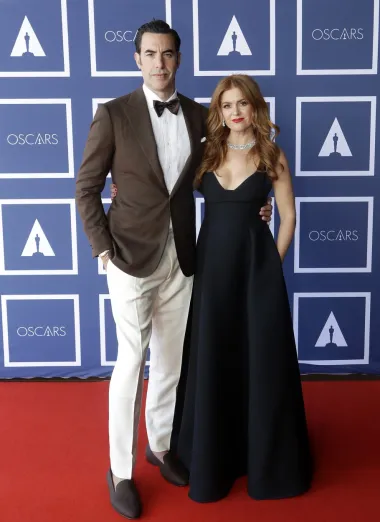 Nakon gotovo desetljeća veze, glumci Sacha Baron Cohen i Isla Fisher oženili su se u ožujku 2010. Par ima troje djece, a razlika u visini nikada im nije predstavljala problem - dok je Sacha visok 190 cm, Isla je visoka tek 160 cm.