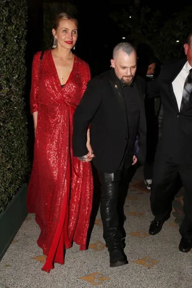 Još jedan slavni par koji ne brine o svojoj visinskoj razlici su glumica Cameron Diaz i njezin suprug, glazbenik Benji Madden. Holivudska zvijezda visoka je 175 cm, a njezin suprug 170 cm.