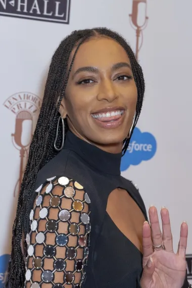 Solange Knowles, sestra slavnije Beyonce, također je pjesnikinja i glazbenica koja je rođena 24. lipnja 1886. u horoskopskom znaku Raka. Iako se bavi glazbom jednako dugo kao i njezina starija sestra, Solange nikada nije postigla uspjeh sličan svojoj sestri. Unatoč tome, njih dvije su jako bliske, a Solange je poznata po tome što je Beyonce u apsolutno svemu podrška. To se zove sestrinska ljubav. 
