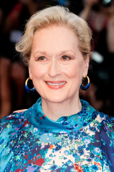 Meryl Streep, najtrofejnija oskarovka u povijesti filma i legenda Hollywooda, rođena je 1946. i horoskopska je Račica. S obzirom da svoj privatan život skriva kao zmija noge, vrlo je vjerna svom dugogodišnjem suprugu te svaki slobodan trenutak provodi sa svojim kćerima, definitivno možemo zaključiti kako je tipična nježna i osjećajna Račica kojoj je najviše stalo do obitelji. 