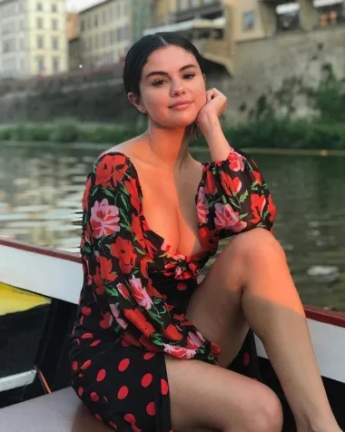 28-godišnja Selena Gomez javnosti je znana kao pjevačica i glumica, a tijekom njezine dugogodišnje karijere na show business sceni više smo puta imali prilike uvjeriti se da je Selena tipična emotivna Račica. Na dramatične prekide veza u svojoj prošlosti uvijek je reagirala burno, a otvoreno je priznala da joj je najgora bol u životu ona slomljenog srca. S obzirom da su žene Račice znane kao najveće emotivke Zodijaka, ne čudi nas da je i Selena vrlo osjećajna. 