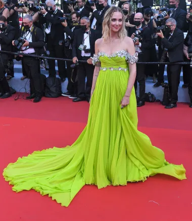Chiara je za crveni tepih odabrala Giambattista Valli Paris haljinu, a cvijeće na njezinoj haljini je bilo napravljeno od recikliranog aluminija