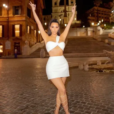 Najseksi reality zvijezda svijeta, Kim Kardashian, je nakon najave razvoda braka od glazbenika Kanyjea Westa odlučila tugu ublažiti putovanjima. Posjetila je tako Italiju i njezinu metropolu, Rim, gdje je dane provodila u društvu obitelji, prijatelja i celebrity frendica kao što je Kate Moss. Uvijek spremna za fotkanje, Kim je pozirala i na brojnim lokacijama diljem Rima. 