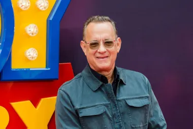 Slavni glumac Tom Hanks dvostruki je dobitnik Oscara i financijski najuspješnija filmska zvijezda u povijesti. Rođen je 9. srpnja u znaku Raka, a ove je godine navršio 65.