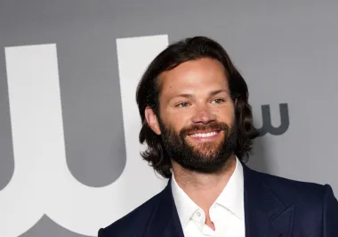 Jared Padalecki američki je glumac, najpoznatiji po ulozi Sama Winchestera u seriji &quot;Lovci na natprirodno&quot;. Zgodni glumac rođen je 19. srpnja i 39 mu je godina.