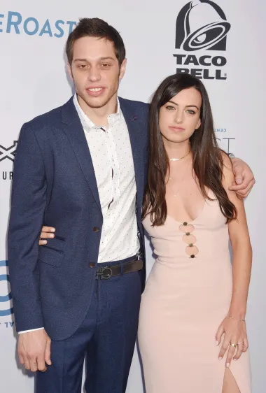 Pete Davidson već ima reputaciju slamatelja ženskih srca Hollywooda, no prema svojoj bivšoj djevojci Cazzie David je bio osobito brutalan. Naime, ona je saznala da ju je ostavio tako što joj je on poslao poruku na mobitel od doslovno jedne rečenice. Već sljedeći dan Pete je kroz objavu na Instagramu obznanio svoju novu romansu s pjevačicom Arianom Grande, s kojom se kasnije zaručio, ali ne i oženio. 