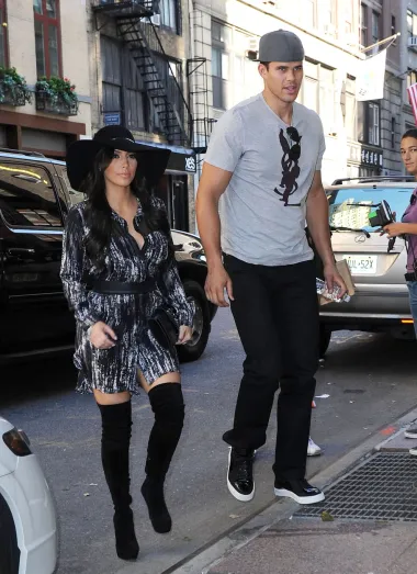 Kim Kardashian i Kris Humphries bili su u braku samo 72 dana kada je ona odlučila zatražiti razvod. No, njemu se nije to sjetila reći, već je on za to saznao s naslovnica svjetskih tabloida kojima je Kim sve otkrila u sočnim intervjuima. Navodno je bio slomljenog srca te je javno rekao kako je šokiran i spreman učiniti što god je potrebno ne bi li spasio brak. 