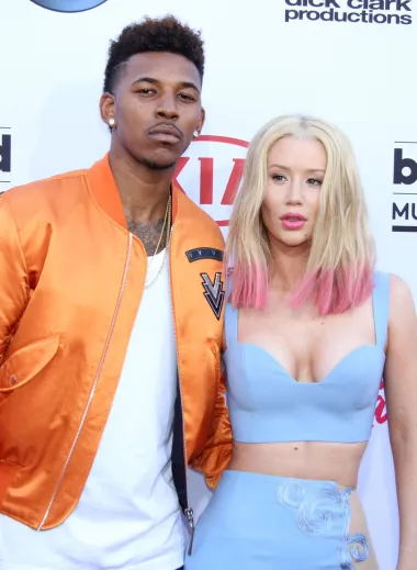 Iggy Azalea je ulovila svog tadašnjeg zaručnika Nicka Younga kako dovodi druge žene u njihov zajednički dom i tamo s njima spava. Da bi stvar bila gora, otprilike u isto vrijeme je saznala i da Nick očekuje svoje drugo dijete s bivšom djevojkom s kojom se navodno nije vidio godinama. Sve u svemu, očajan način za saznati da te netko sustavno vara. 