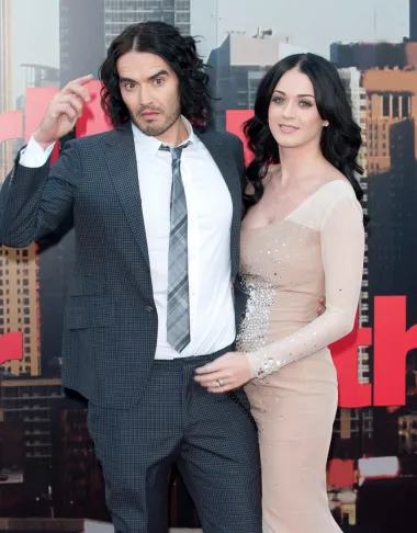 Nakon 14 mjeseci turbulentnog braka, Russell Brand je svojoj tadašnjoj supruzi Katy Perry poslao poruku i tako joj rekao da se iselio iz njihovog doma te da se od nje odlučio razvesti. Iako je par imao problema u braku, Katy je rekla kako joj je tim postupkom slomio srce te ju bacio u vrtlog depresije. Srećom, nakon tugovanja pjevačica se opet osovila na noge te krenula dalje sa životom. 