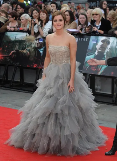 Emma Watson na premijeri zadnjeg filmskog nastavaka o &quot;Harry Potteru#&quot; također je savršen dokaz modnog genija de la Rente. Kroz godine se pokazalo da dame koje prošeću crvenim tepihom u njegovim kreacijama nikada ne završe na listama najgore odjevenih žena večeri, već upravo suprotno. Elegantne, ženstvene i uvijek zavodljive kreacije s njegovim potpisom postale su najsigurnija opcija za glumice koje žele ostaviti dobar dojam na crvenom tepihu. 