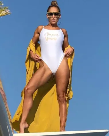 
S 80 milijuna prodaanih albuma, Jennifer Lopez najuspješnija je latino zvijezda u SAD-u. Forbes ju je 2012. stavio na prvo mjesto najmoćnijih celebova na svijetu, a trenutačno se nalazi i na 38. mjestu ljestvice najmoćnijih i najutjecajnijih žena svijeta. Generacije su odrasle uz Jenniferinu glazbu, pa su tako hitovi &quot;If You Had My Love&quot;, &quot;I&apos;m Real&quot;, &quot;Aint&apos; it Funny&quot; i &quot;Jenny from the Block&quot; danas dosegli kultni status. 