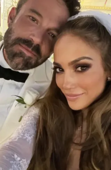 Iako je zbog njezinih brojnih propalih brakova i veza zli jezici osuđuju i povlače po tabloidima, Jennifer nikad nije bila sretnija. Ponovno ima muškarca koji ju voli, dvoje divne djece, golemo bogatstvo i karijeru na kojoj joj svatko može pozavidjeti. Jedva čekamo vidjeti što će nam Jennifer sve prirediti u sljedećih deset godina na sceni.