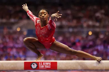 Vrlo vjerojatno najslavnije ime s ove liste je ono američke gimnastičarke Simone Biles. Ova mala, ali dinamitna 23-godišnja gimnastičarka u Tokio dolazi po potvrdu svog statusa najbolje gimnastičarke svih vremena. Podsjetimo se, ona već ima 5 olimpijskih medalja i čak 25 medalja sa svjetskih prvenstava. 