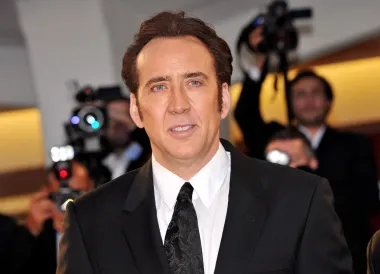 Nicolas Cage je bio jedna od najvećih holivudskih zvijezda, a samo u 2009. zaradio je nevjerojatnih 40 milijuna dolara. No on je ujedno i jedan od najvećih potrošača. Kupio je mnoge domove, automobile i rijetke predmete, a njegov ga je nepouzdan i raskošan životni stil doveo do toga da je morao prodati brojne osobne stvari. Mnogo je trošio na neobičnosti kao što su lubanja dinosaura, kolekcija skupljenih pigmejskih glava i nekoliko dvoraca smještenih u Njemačkoj i Velikoj Britaniji.