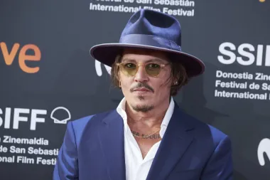Depp je dobivao po 30 milijuna dolara za svaki film &quot;Pirata s Kariba&quot;, a 2012. godine bio je najplaćeniji glumac na svijetu, s filmovima koji su mu donijeli 8 milijardi dolara. Od 2017. godine posjedovao je 14 domova, jahtu vrijednu 18 milijuna dolara i 45 vozila. Također je popriličnu svotu novca mjesečno trošio na vina, a na kraju je tvrdio da je njegov financijski tim loše upravljao njegovim milijunima i tako ostao &quot;švorc&quot;.
