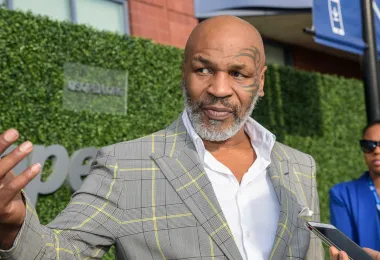Mike Tyson skupio je više od 400 milijuna dolara tijekom svoje boksačke karijere, a uz to je bio poznat po svom luksuznom načinu života, trošeći na dvorce, sportska vozila i zabave, a sibirske je tigrove držao kao kućne ljubimce. Novac mu na kraju nije uspio potrajati, a 2003. godine trebao proglasiti nesposobnost plaćanja s obvezom od 23 milijuna dolara.