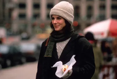 Dok je bla u New Yorku, Bullock je pohađala satove glume i pojavila se u nekoliko studentskih filmova. Redatelj Alan J. Levi bio je impresioniran njezinom izvedbom u jednom od filmova i ponudio joj je ulogu u televizijskom filmu &quot;Bionic Showdown: The Six Million Dollar Man and the Bionic Woman&quot;. To ju je dovelo do još nekoliko manjih uloga, ali i do glavne uloge u televizijskoj seriji &quot;Working Girl&quot;. Bullock se &quot;probila&quot; zahvaljujući filmu &quot;Brzina&quot;, u kojemu je glumila uz rame s Keanuom Reevesom. Nakon toga, Bullock je stekla status vodeće dame Hollywooda, nakon čega su se uloge samo počele nizati, a uslijedile su uspješnice &quot;Dok si spavao&quot;, &quot;Uvijek postoji nada&quot;, &quot;Mreža&quot; i &quot;Vrijeme ubijanja&quot;.