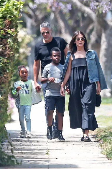 Oskarovka Sandra Bullock bila je pred razvodom od supruga Jesseja Jamesa kada su bili u procesu posvajanja djeteta. Njezin sin Louis počeo je živjeti s parom u siječnju 2010., a četiri mjeseca kasnije objavila je da se razvodi od Jamesa i posvaja Louisa. Kasnije je posvojila i kćer koju je nazvala Laila.