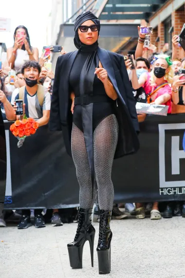 Prije nekoliko dana, Lady Gaga fotografirana je u čizmama na ultra visoku potpeticu pri izlasku iz studija u New Yorku. Poznata 35-godišnja američka pjevačica nosila je crnu maramu na glavi uparenu s mornarskim sportskim kaputom, crnom bluzom, sivim tajicama i nevjerojatno visokim crnim lakiranim čizmama, koje su nas odmah podsjetile na početak njezine karijere, kada su takve potpetice za nju bile svakodnevica.