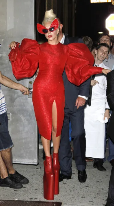 U rujnu 2011. pop zvijezda viđena je kako odlazi s photoshootinga u New Yorku, odjevena u raskošnu, crvenu haljinu s pufastim rukavima, neobične sunčane naočale, i ono najvažnije, vrtoglavo visoke platforme bez pete.