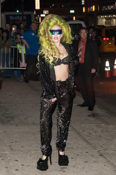 Fotografirana ispred plesne dvorane Roseland Ballroom u New Yorku u travnju 2014., Gaga je nosila neobično šljokičasto odijelo ispod kojeg je odjenula samo čipkasti grudnjak. Na nogama su joj zasjale jednako šljokičaste štikle na visoku platformu koje su se sjajno uklopile u outfit.