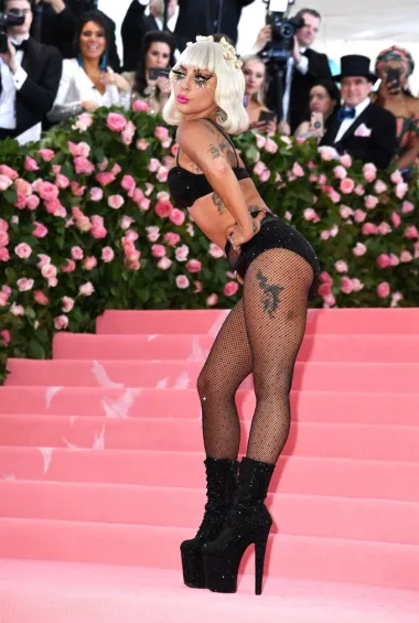 Lady Gaga je 2019. godine prisustvovala legendarnoj Met Gali u New Yorku, tijekom koje je promijenila čak četiri outfita - prvo je nosila raskošnu ružičastu haljinu s ružičastom mašnom na glavi, zatim raskošnu crnu haljinu, nakon čega je ponovno zasjala u uskoj, ružičastoj haljini. Na kraju je tepihom prošetala u zavodljivom šljokičastom donjem rublju, mrežastim čarapama i visokim šljokičastim čizmama na platformu.