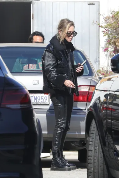 Glumica Ashley Benson nedavno je viđena ispred doktorske ordinacije, s kavom i cigaretom u rukama. No, to nije prvi put - paparazzi su je često znali uhvatiti na &quot;puš-pauzi&quot;, a znala je i objaviti fotografije na kojima drži cigaretu u rukama.