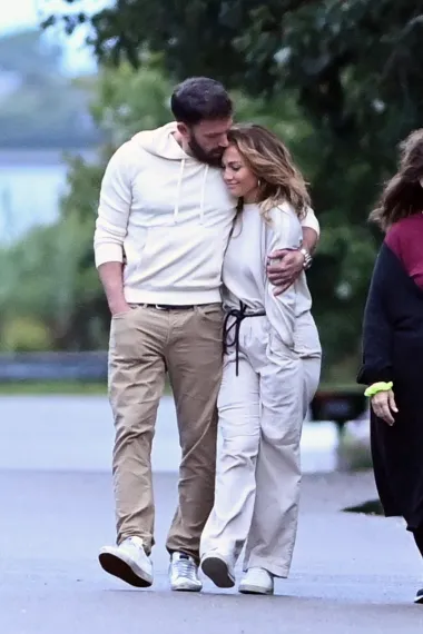 Jennifer Lopez i Ben Affleck uistinu su imali veliku pauzu sa svojom vezom: prvo su prekinuli zaruke dan prije vjenčanja 2003. godine, a zatim su se obnovili svoju ljubav tek 2021. godine, kada je pjevačica prekinula dvoje dvogodišnje zaruke s Alexom Rodriguezom. Kako sad stvari stoje, čini se da je Bennifer sretniji nego ikad.