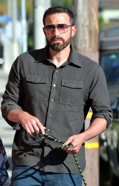 Ben Affleck je američki glumac i redatelj o kojem se u posljednje vrijeme piše prvenstveno zbog njegove obnovljene romanse s latino divom Jennifer Lopez s kojom se oženio 2022. godine. No, Ben je i sam oskarovac te iznimno uspješna holivudska faca, a nas od početaka svoje karijere oduševljava stilom, izgledom i talentom. Inače je razveden od Jennifer Garner, s kojom je stupio u brak 2005. godine, a s kojom ima troje djece.