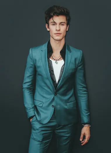 24-godišnja glazbena senzacija Shawn Mendes već godinama je na sceni, a i dalje je iznimno mlađahan. Ovaj horoskopski Lav još je u tinejdžerskim danima pokazao kako karizma i talent mogu običnog školarca pretvoriti u svjetsku zvijezdu koja svakim novim singlom osvaja glazbene ljestvice. Shawn je dugo bio u vezi s pjevačicom Camilom Cabello, a iako su nakratko prekinuli, nedavno su obnovili svoju romansu. 