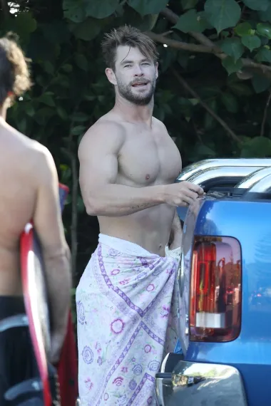 Australski glumac Chris Hemsworth jedan je od najzgodnijih holivudskih frajera. Slavni &quot;Thor&quot; specijalizirao se za uloge slavnih stripovskih junaka, a kako za takve uloge uvijek mora biti u tip-top formi, nerijetko nas paparazzi oduševe fotkom njegovih isklesanih mišića. Hemsworth je inače rođen 11.8.1983. te je tako astrološki Lav, a njegovo je srce osvojila Španjolka Elsa Pataky s kojom se oženio 2010. godine. 