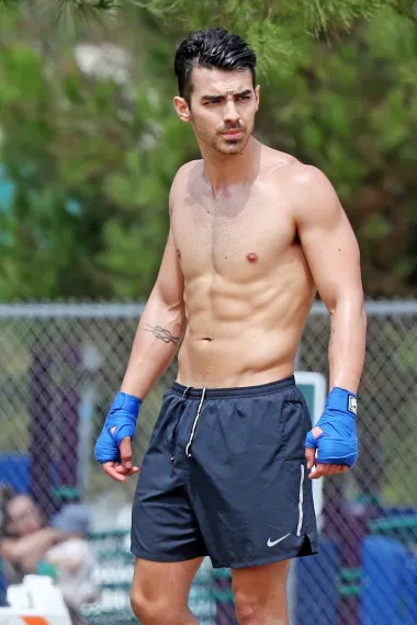 33-godišnji Joe Jonas jedan je od slavne Jonas braće, grupe glazbenika koju tvore on i njegova dvojica braće Nick i Kevin. Dečki su se proslavili 2006. godine izdavši svoj prvi glazbeni album, a od tada ne prestaju oduševljavati svijet svojim glazbenim hitovima. Ovaj zgodni pjevač se tako može pohvaliti velikim profesionalnim, ali i ljubavnim uspjesima. Svojevremeno je ljubio Taylor Swift i Demi Lovato, a danas je oženjen sa zvijezdom serije &quot;Igra prijestolja&quot; Sophie Turner s kojom ima dijete. 
