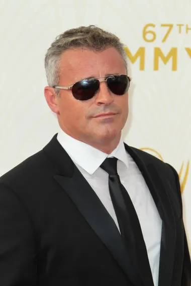 Matt LeBlanc se proslavio 1990-ih kao jedan od legendardnih &quot;Prijatelja&quot;. Njegov lik neostvarenog, pomalo tupoglavog, ali jako zgodnog glumca Joeyja Tribbianija postao je kultni TV lik s kraja 20. stoljeća, a mnoge obožavateljice tog sticoma do danas tvrde kako se s njegovim šarmom ne može mjeriti niti jedan drugi popularni glumac. 