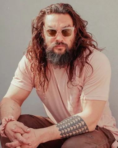 Mišićavi holivudski miljenik Jason Momoa gdje god se pojavi krade pažnju pripadnica nježnijeg spola. Njegovo isklesano tijelo i duga kosa zaštitni su mu znak. Kao &quot;Khal Drogo&quot; iz &quot;Igre prijestolja&quot; ili pak seksi &quot;Aquaman&quot;, Jason Momoa postao je jedan od najpoželjnijih i najslavnijih glumaca Hollywooda unatoč tome što ne konkurira za dobitnika Oscara. Simpatičan, otvoren i zgodan, Momoa je uspio izgraditi nevjerojatnu karijeru na kojoj bi mu danas mnogi pozavidjeli. 