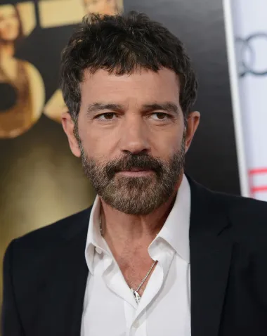 Antonio Banderas je jedan od najpoznatijih holivudskih glumaca španjolskog porijekla. Ovaj horoskopski Lav rođen je u Španjolskoj 10. kolovoza 1960. te je oduvijek bio sinonim za seksepil svojstven latino muškarcima. Tijekom godina je glumio u brojnim hvaljenim filmovima i kino uspješnicama poput &quot;Desperado&quot;, &quot;Bol i slava&quot; i &quot;Mačak u čizmama&quot;, a što se tiče privatnog života, godinama je bio u braku s glumicom Melanie Griffith no razveli su se 2015. godine. 