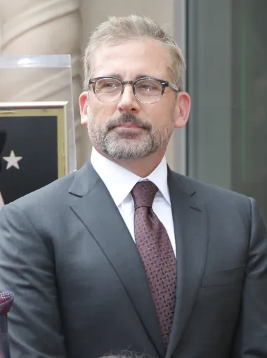 Steve Carell možda nije mišićavi tip holivudskog frajera, ali definitivno stari kao vino - što je stariji, to je bolji. Naime, Steve je komičar čiju su karijeru obilježile uloge u seriji &quot;Office&quot; kao i u brojnim romantičnim komedijama, no posljednjih se godina, u svojim 50-ima, počeo &quot;isfuravati&quot; kao srebrni lisac Hollywooda. Iako će uskoro proslaviti 61. rođendan, Steve svakog dana izgleda sve šarmantnije, zrelije i privlačnije, pa mu i privrženost obožavateljica raste. 
