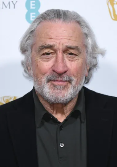 Treba li ovog holivudskog velikana uopće predstavljati? Nadomak 80. godini života, Robert de Niro je višestruki oskarovac i jedan od najslavnijih filmskih glumaca 20. stoljeća. Njegov prepoznatljiv stil glume, uvijek besprijekorna izvedba i standardne uloge talijanskih mafijaša pretvorili su ga u legendu Hollywoodu koja danas ima 79 godina, ali jednako šarma kao i u danima kada ga se smatralo seks simbolom. 