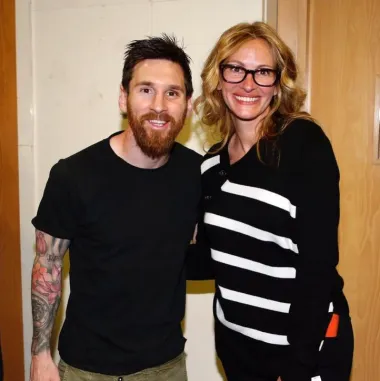 2017. je velika glumačka diva Julia Roberts došla na utakmicu između Barcelone i Real Madrida, a tom prilikom je upoznala i najveću nogometnu zvijezdu današnjice, Lea Messija. On je njihovu zajedničku fotku podijelio na Instagramu te priznao kako mu je od malena Julia bila omiljena glumica, pa mu se tako ostvario i san da ju osobno upozna. 