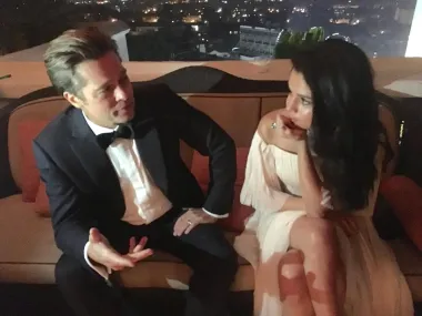 2016. na dodjeli Zlatnih globusa Selena Gomez je novinarima rekla kako je došla samo kako bi bila u prisutnosti svoja dva glumačka idola, Brad Pitta i Ryana Goslinga. S obzirom da Gosling nije došao, družila se cijelu večer samo s Brad Pittom, a ova fotka je sjajan dokaz s koliko pažnje i ljubavi Selena sluša svaku riječ koju joj je njezin omiljeni glumac uputio. 