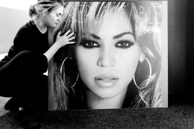 Iako bi mnogi pomislili da su ove dvije pjevačke dive i po vokalu i po popularnosti posve ravnopravne, Adele je priznala kako je ona apsolutno opsjednuta s Beyonce te da smatra da je njezin glas doslovno božanski. Također, kada je Adele po prvi puta upoznala Beyonce, prije samog rukovanja je imala blagi napadaj panike i anksioznosti te je nakon izmijenjenih par riječi s Beyonce odjurila u wc plakati od sreće. Ako to nije fanovsko obožavanje, ne znamo što je. 