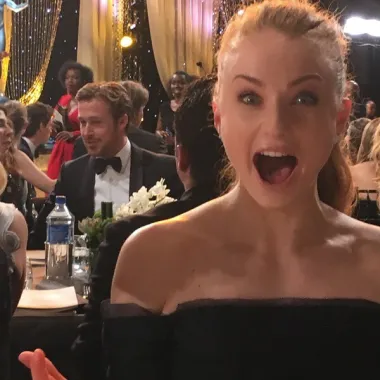 Kao i većini mlađe generacije žena, glumici Sophie Turner Ryan Gosling je pojam zavodljivog, markantnog muškarca. Svoje oduševljenje ova mlada zvijezda serije &quot;Igra prijestolja&quot; nije mogla sakriti na dodjeli jednih filmskih nagrada, kada je ugledala Ryana kako sjedi za susjednim stolom. Tada se slikala s njim u kadru te objavila fotku s opisom - &quot;Žao mi je dečki, od sad sam zauzeta!&quot;