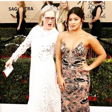 Ne znamo koga bi upoznavanje glumačke legende i najnagrađivanije glumice svih vremena, Meryl Streep, ostavilo ravnodušnim. Tako je i Gina Rodriguez ostala bez teksta kada je pored nje na dodjeli Oscara projurila Meryl i uletila joj u kadar za vrijeme službenog fotografiranja. Gina je kasnije podijelila ovu fotografiju na društvenim mrežama rekavši kako se umalo onesvijestila od uzbuđenja zbog toga što joj je Streep bila tako blizu. 
