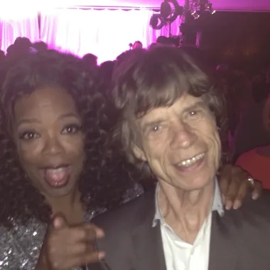 Možda se čini kako slavna TV voditeljica Oprah nema koga nije upoznala iz svijeta slavnih, no eto, 2013. je ovim selfijem otkrila kako je tek tada po prvi puta osobno razgovarala s kultnim pjevačem grupe Rolling Stones. Oduševljeno je njihov selfi s tuluma podijelila s fanovima na Instagramu te otkrila kako je čast biti u društvu takve glazbene legende. 